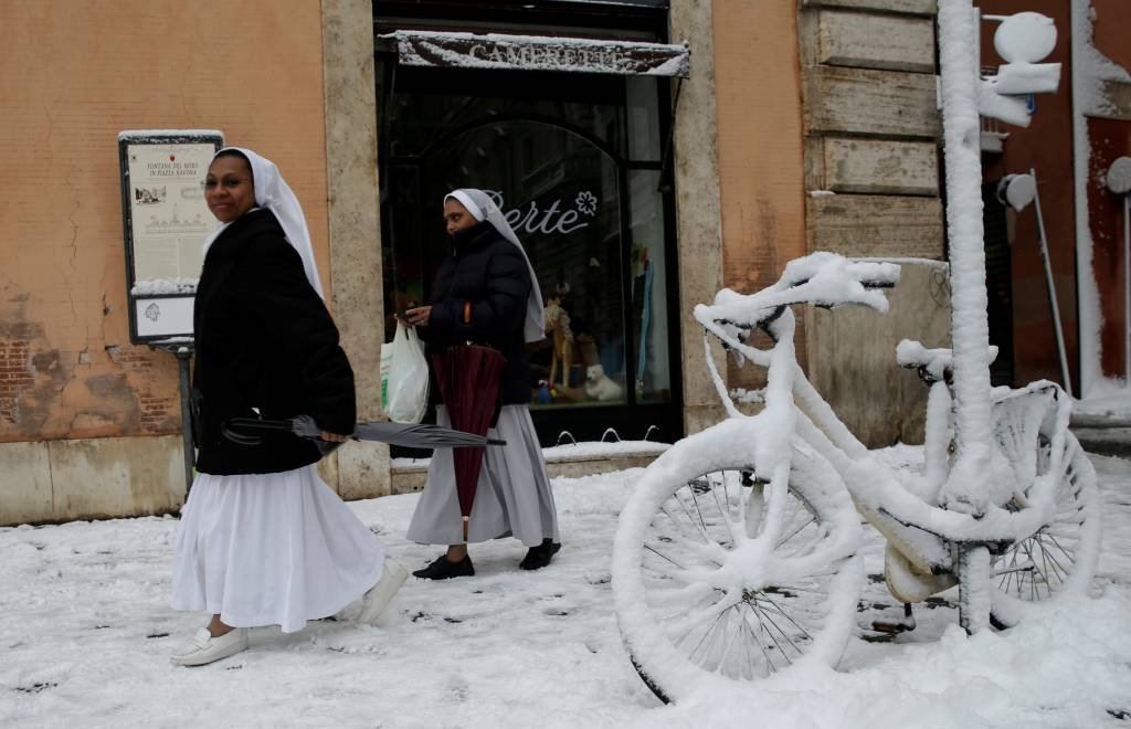 Frio atinge partes da Europa e neve em Roma interrompe voos