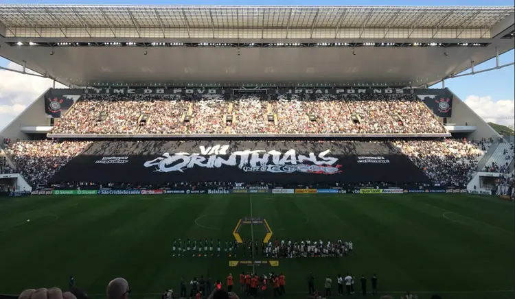 Partida entre Corinthians x Palmeiras em 25/2/2018: polêmica sobre patrocínio em bandeirão (Twitter/Reprodução)