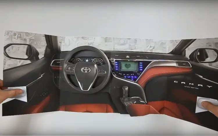 Anúncio do Toyota Camry 2018: som e cheiro em revista impressa (Toyota/Divulgação)