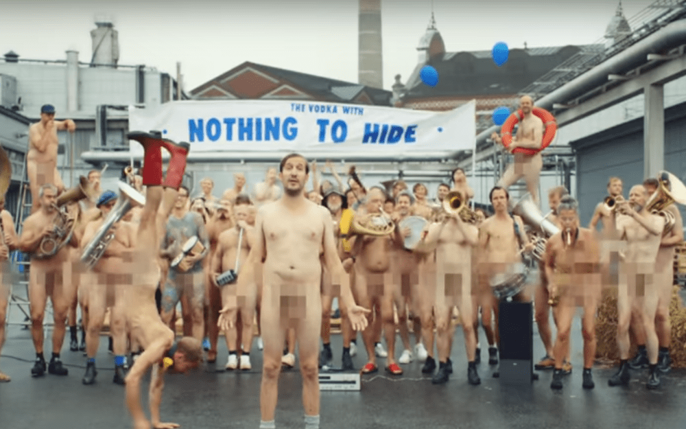 Todo mundo fica nu nesta campanha da Absolut