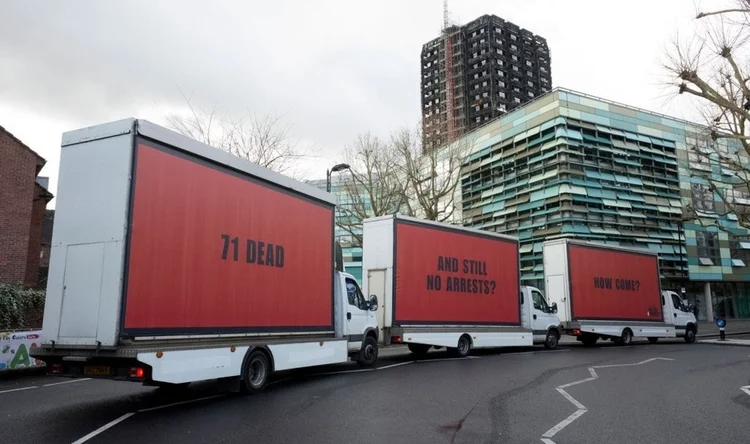 Anúncio em Londres da organização Justice 4 Grenfell: inspiração veio do filme "Três Anúncios Para um Crime" (Justice 4 Grenfell/Divulgação)