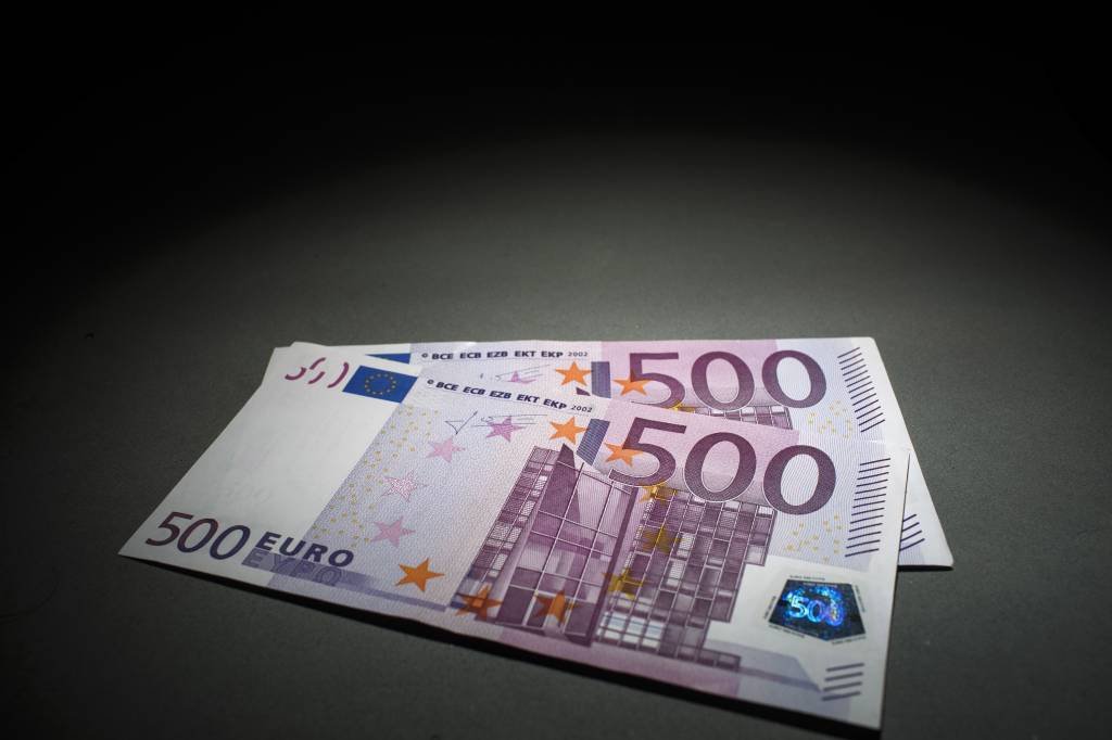 Euro cai para US$ 1,2280 em Frankfurt