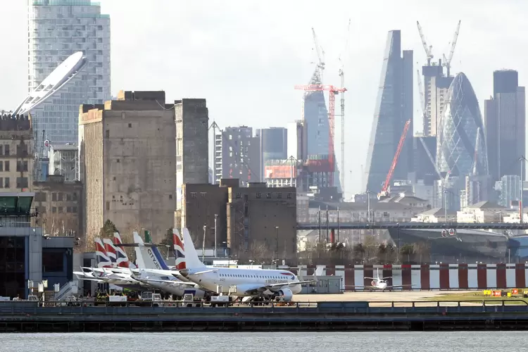 Aeroporto de Londres: todos os voos que chegam ou saem do aeroporto Cidade de Londres foram cancelados nesta segunda-feira (Simon Dawson/Reuters)