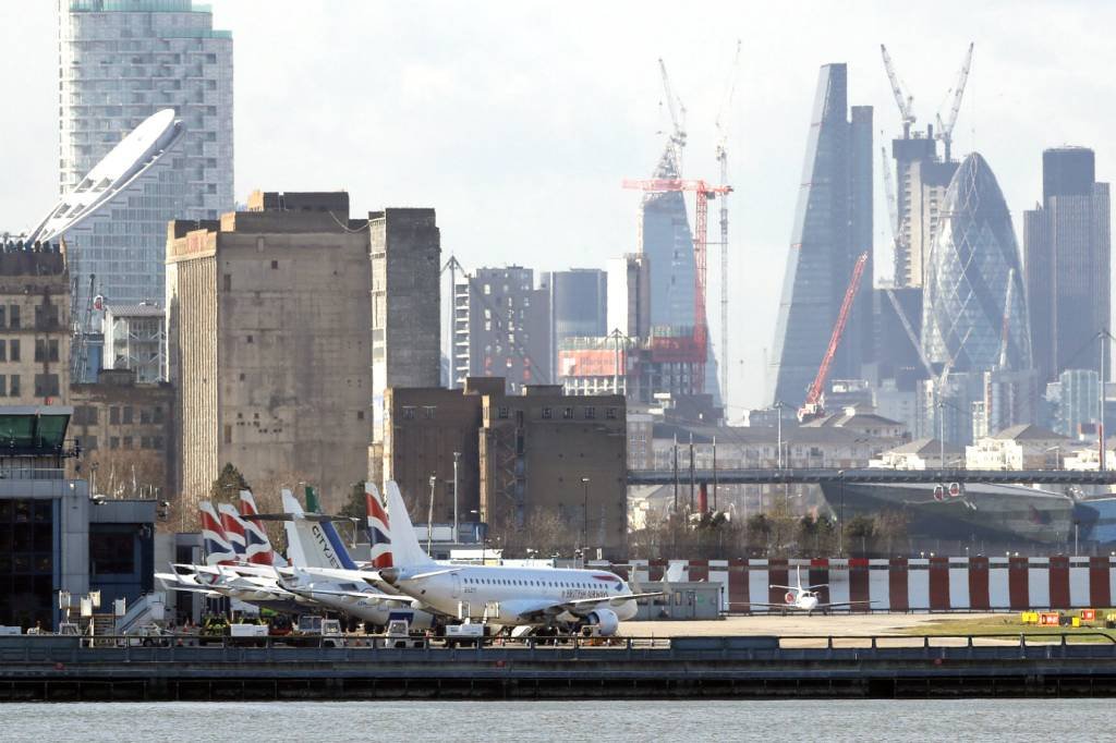 Aeroporto em Londres fecha após descoberta de bomba