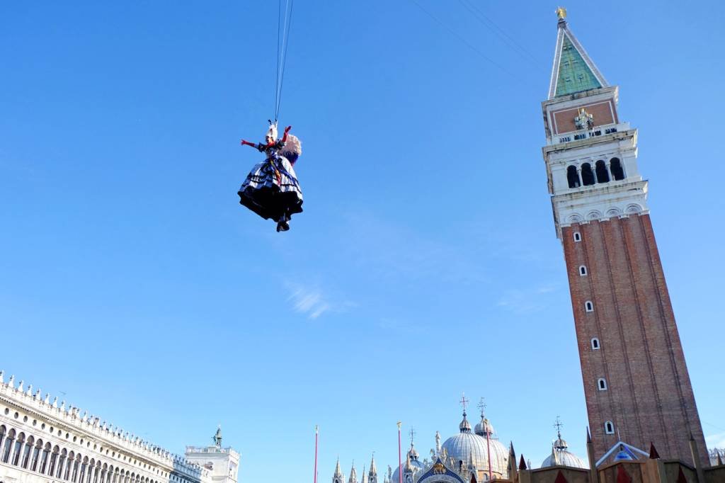 "Voo do anjo" abre Carnaval de Veneza