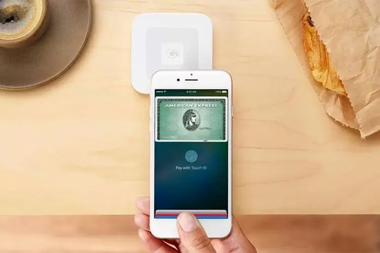 Apple Pay: Para usar os aplicativos, basta aproximar o smartphone da máquina de cartão e liberar o pagamento na tela do celular (Apple/Divulgação)