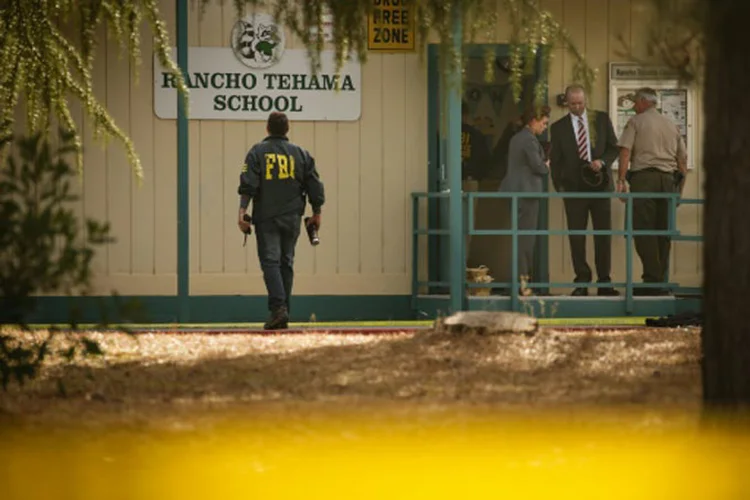 EUA: um policial patrulha a cena de um ataque a tiros em uma escola do condado de Tehama no norte da Califórnia, em 14 de novembro de 2017 (Elijah Nouvelage/AFP)