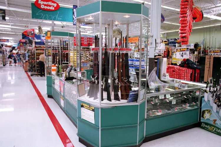 Walmart: em 2015, a varejista parou de vender fuzis como o popular AR-15 utilizado em vários ataques a tiros (Staff/Getty Images)