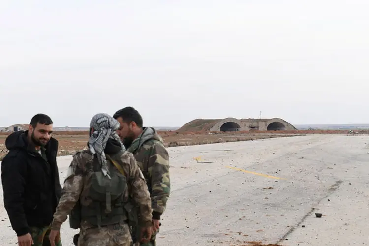 Síria: se soldados sírios estiverem entrando para proteger combatentes curdos o ataque turco prosseguirá (SANA/Reuters)