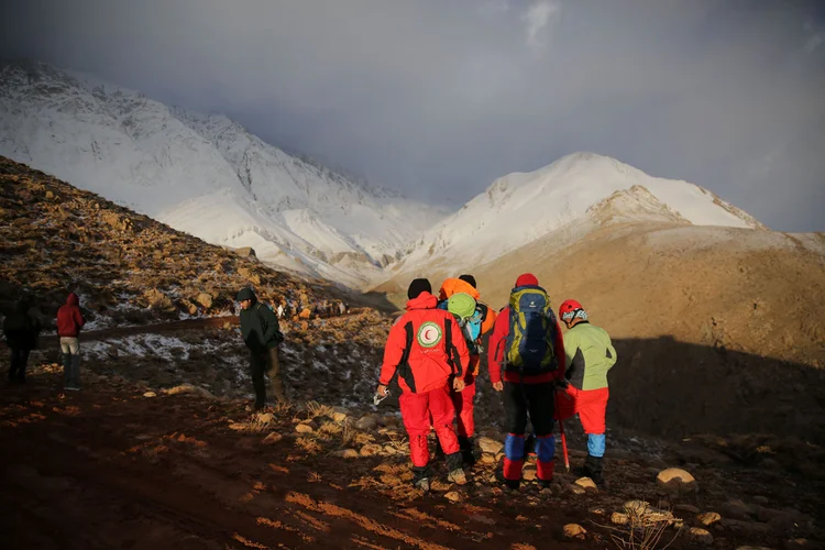 Equipe de resgate: a busca se concentrou desde o início na montanha Dena, da cordilheira Zagros (Tasnim News Agency/Reuters)