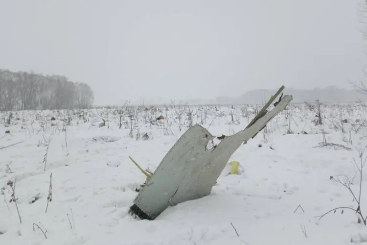 Destroços do avião da companhia aérea Saratov Airlines, que desapareceu dos radares minutos depois de decolar do aeroporto (Stringer/Reuters)