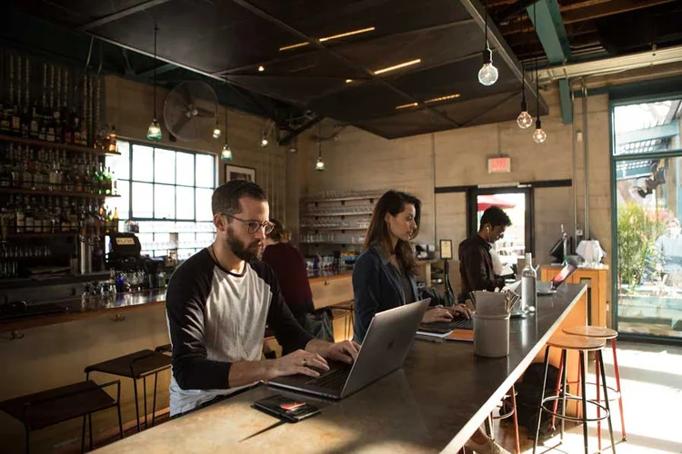 ROSE CAFÉ, NA CALIFÓRNIA: depois de duas horas, o cliente precisa se reconectar no wi-fi  (Jessica Lehrman/The New York Times)