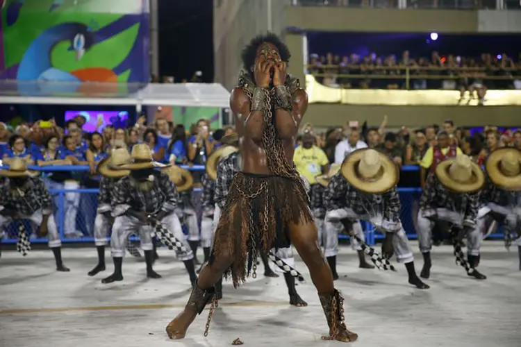 Tuiuti: a emissora obteve 16,74% de share (percentual da audiência obtida pelo desfile comparado ao total de TVs ligadas no momento) ao exibir o desfile da Tuiuti (Tânia Rêgo/Agência Brasil)