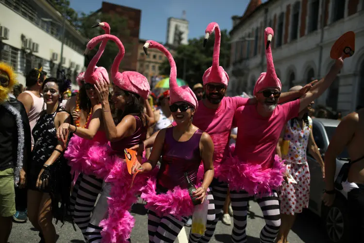 Foliões no bloco "Cordão de prata preta" no Carnaval do Rio (Pilar Olivares/Reuters)