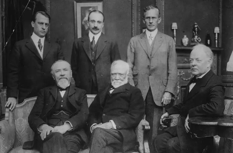 CAPITALISMO AMERICANO: Andrew Carnegie, ao centro, com alguns de seus sócios em 1900  (Keystone/Hulton Archive/Getty Images)