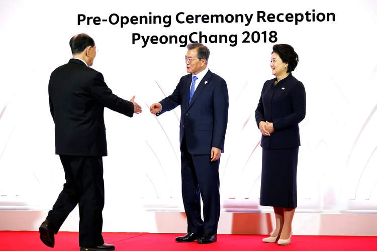 Chefe de Estado da Coreia do Norte, Kim Yong-Nam, brinda com o presidente da Coreia do Sul, Moon Jae-in, dão aperto de mãos (Kim Hong-Ji/Reuters)