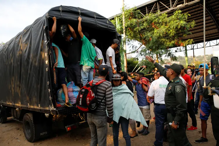Polícia da Colômbia organiza chegada de refugiados venezuelanos: quase 100 mil chegaram ao país nas últimas semanas (Carlos Garcia Rawlins/Reuters)