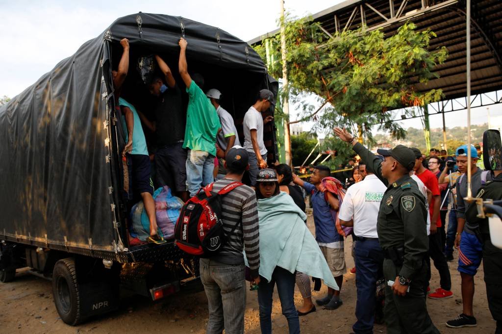 Colômbia abre campo de refugiados para venezuelanos em fuga