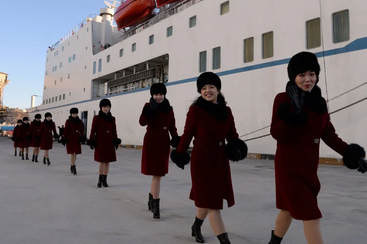 Animadores do Norte: as expressões sérias da delegação norte-coreana mudaram quando as animadoras se apresentaram (Song Kyeong-Seok/Reuters)
