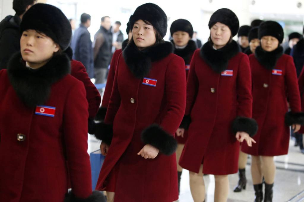 Atletas norte-coreanos retornam dos Jogos Olímpicos de Inverno, na Coreia do Sul (Kim Hee-Chul/Reuters)