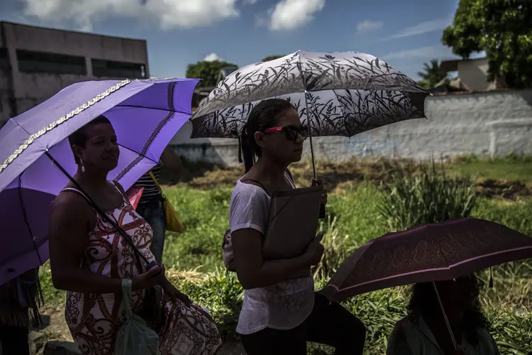 Fila para se candidatar a um emprego no Rio de Janeiro (Dado Galdieri/Bloomberg)