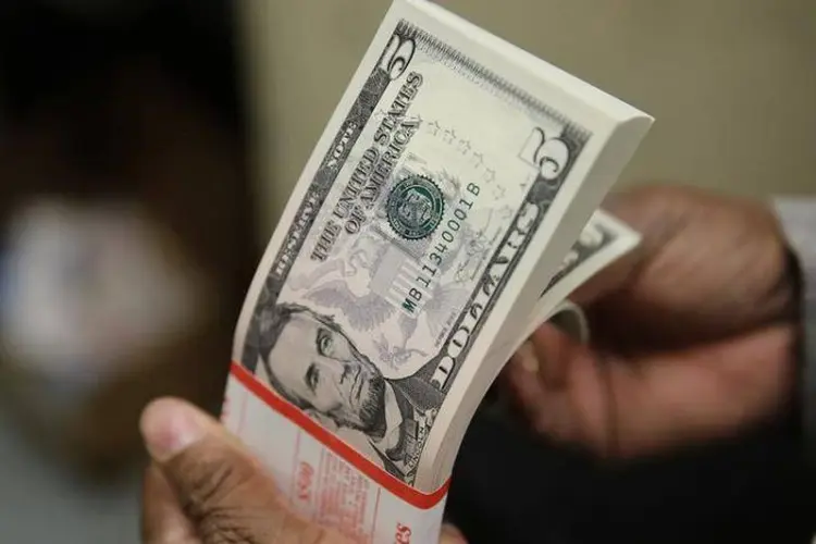Dólar: no exterior, a moeda era negociada praticamente estável frente a uma cesta de moedas e em baixa ante algumas divisas de países emergentes (Gary Cameron/Reuters)