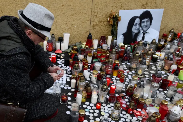 Memorial ao jornalista eslovaco Khan Kuciak assassinado em sua casa (Radovan Stoklasa/Reuters)
