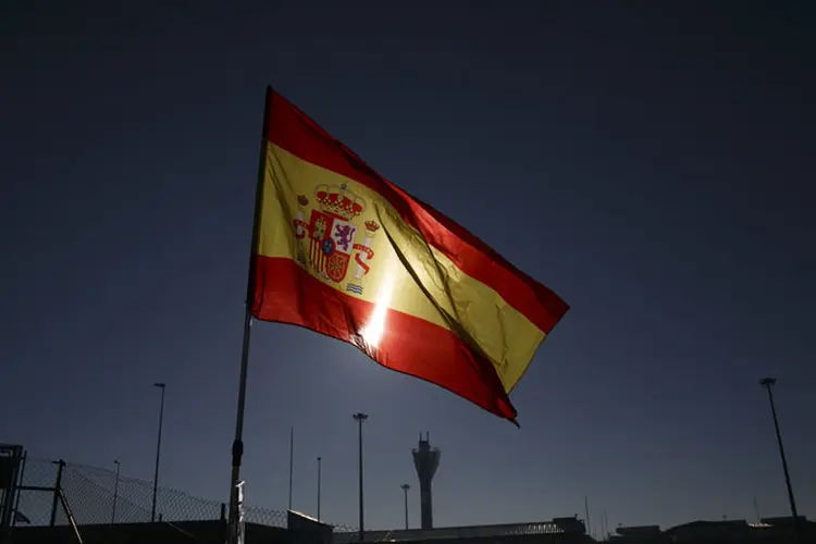 Bandeira da Espanha: no fim de janeiro, em cálculo preliminar, o INE havia estimado ganho trimestral de 0,7% e acréscimo anual de 2,4%. (Pablo Blazquez Dominguez/Getty Images)