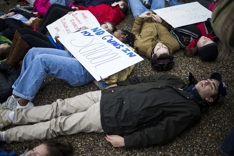 Flórida: a pesquisa aponta também que Trump não está tomando as medidas apropriadas após o tiroteio em uma escola na Flórida que deixou 17 mortos e 15 feridos (Zach Gibson/Getty Images)