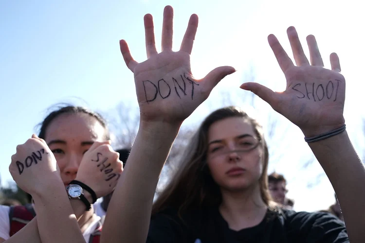 EUA: americanos revivem o drama dos tiroteios em massa depois que um homem matou 17 alunos em uma escola em Park Land, Flórida, na semana passada (Alex Wong/Getty Images)