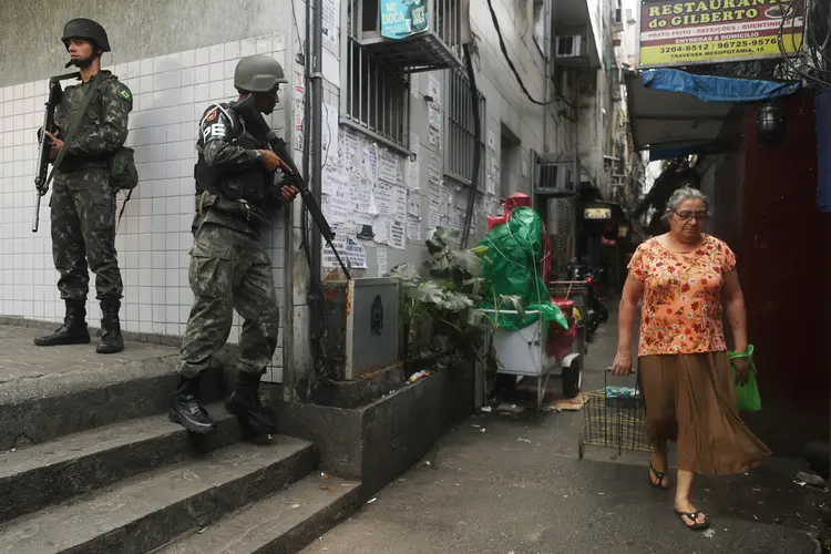 Rio de Janeiro: o Comando Conjunto das Operações no Rio informou que a averiguação de celulares não é um procedimento padrão (Mario Tama/Getty Images)