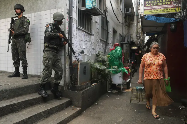 Intervenção no RJ: na fase de formação de um diagnóstico da situação, o grupo de trabalho que monta a estrutura da intervenção federal no Rio está processando "com grande atenção" os dados referentes ao sucateamento da PM (Mario Tama/Getty Images)