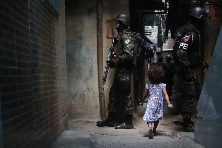 Exército atuando no Rio de Janeiro (Mario Tama/Getty Images)