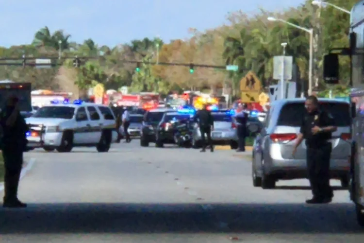 Policiais em Coral Springs, na Flórida, após tiroteio em escola, dia 14/02/2018 (TWITTER / @GRUMPYHAUS/Reuters)