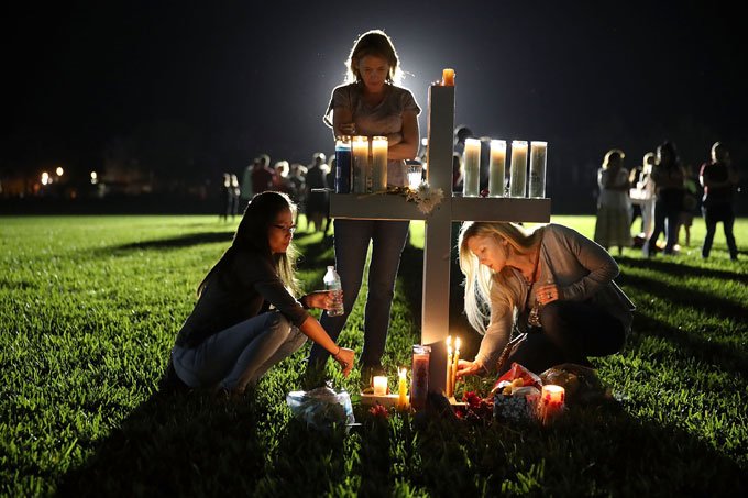Luto e dor na vigília pelas vítimas do massacre em escola dos EUA