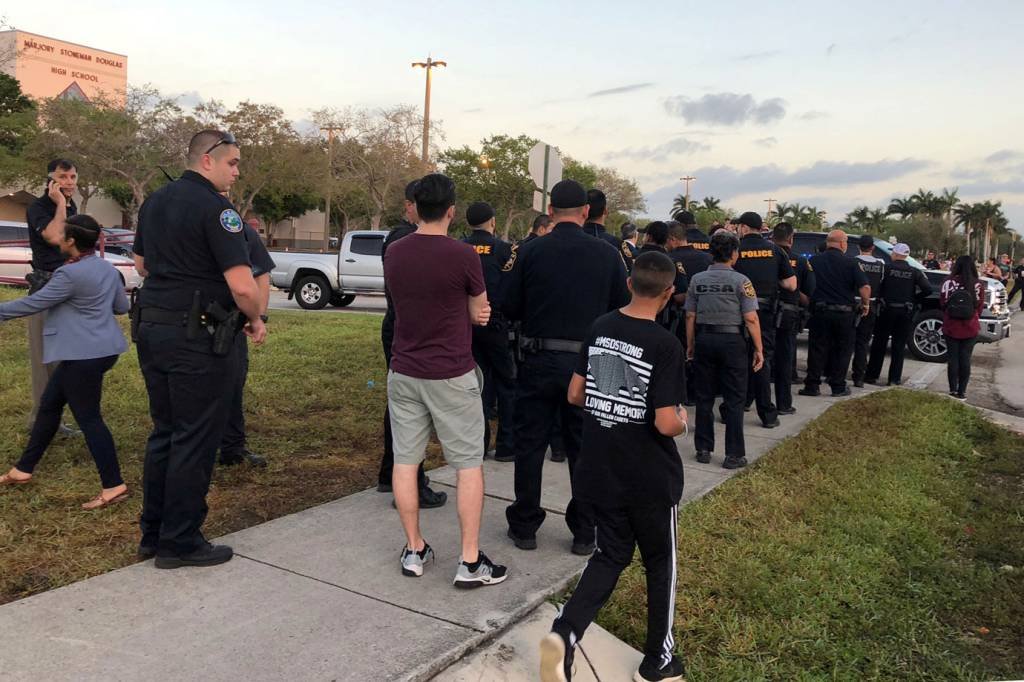 Alunos de escola da Flórida voltam às aulas após tiroteio