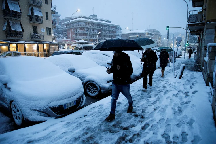 Frio: o serviço de previsões meteorológicas Météo France manteve hoje três departamentos do sudeste do país em alerta laranja (nível três de quatro) (Max Rossi/Reuters)