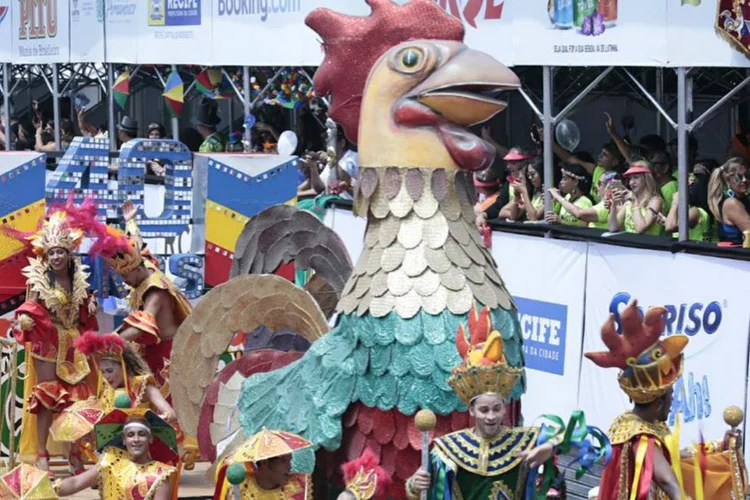 Galo da Madrugada 2018: tradicional montagem do carnaval do Recife foi encerrada com meio dia de atraso (Galo da Madrugada - Facebook/Divulgação)