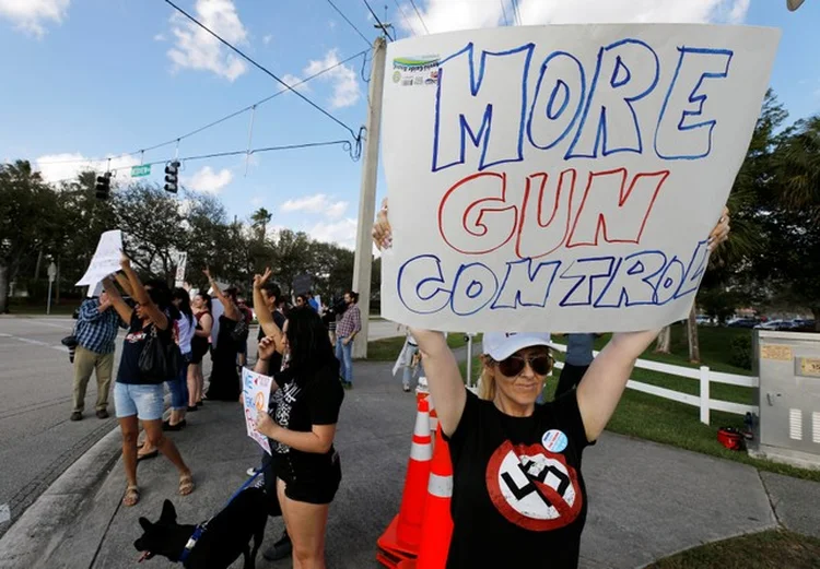 O FBI reconheceu na sexta-feira que falhou em investigar um aviso de que o atirador, Nikolas Cruz, tinha uma arma