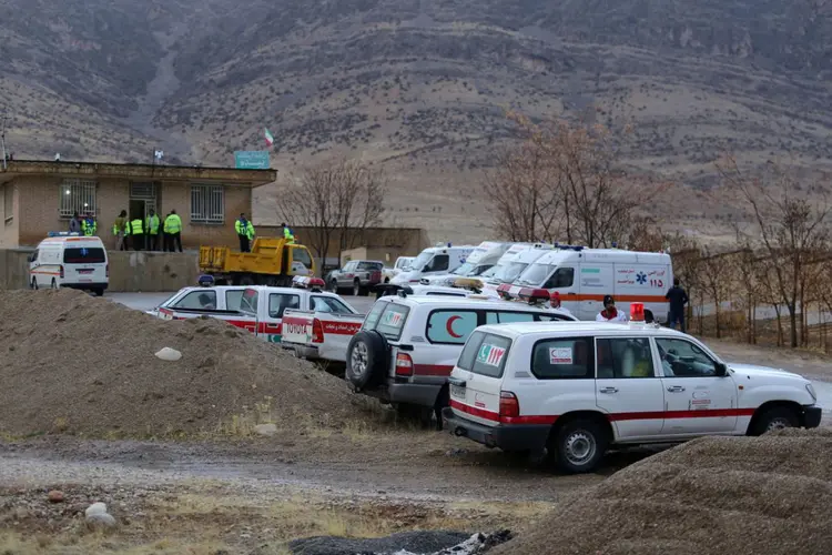 Resgate de destroços de avião no Irã (Tasnim News Agency/Reuters)