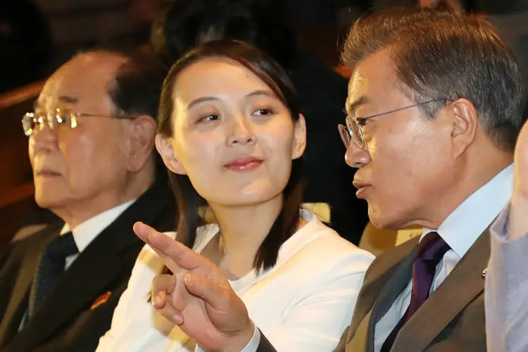 O presidente sul-coreano Moon Jae-in com Kim Yo Jong: ela fez um pedido para que se reúna com o seu irmão o mais rápido possível (Yonhap/Reuters)