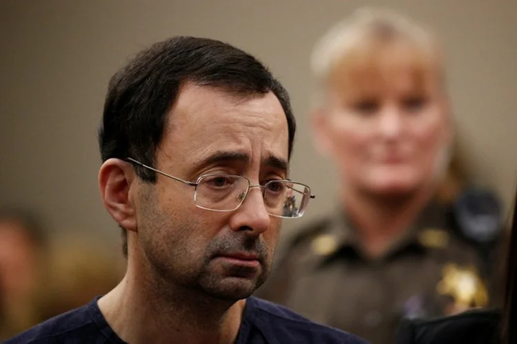 Larry Nassar é um caso extremo. Foi condenado na quarta-feira, dia 24, a 40 ou 175 anos de prisão