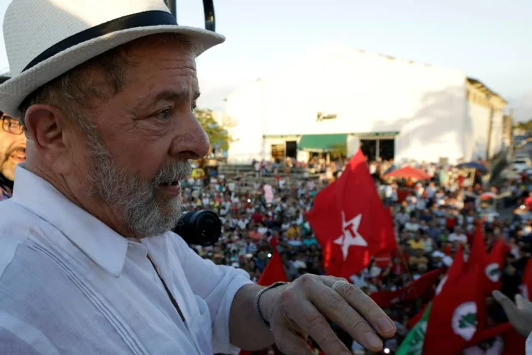 Lula: ao menos dois ônibus da caravana do ex-presidente foram atingidos por tiros ontem (Paulo Whitaker/Reuters)