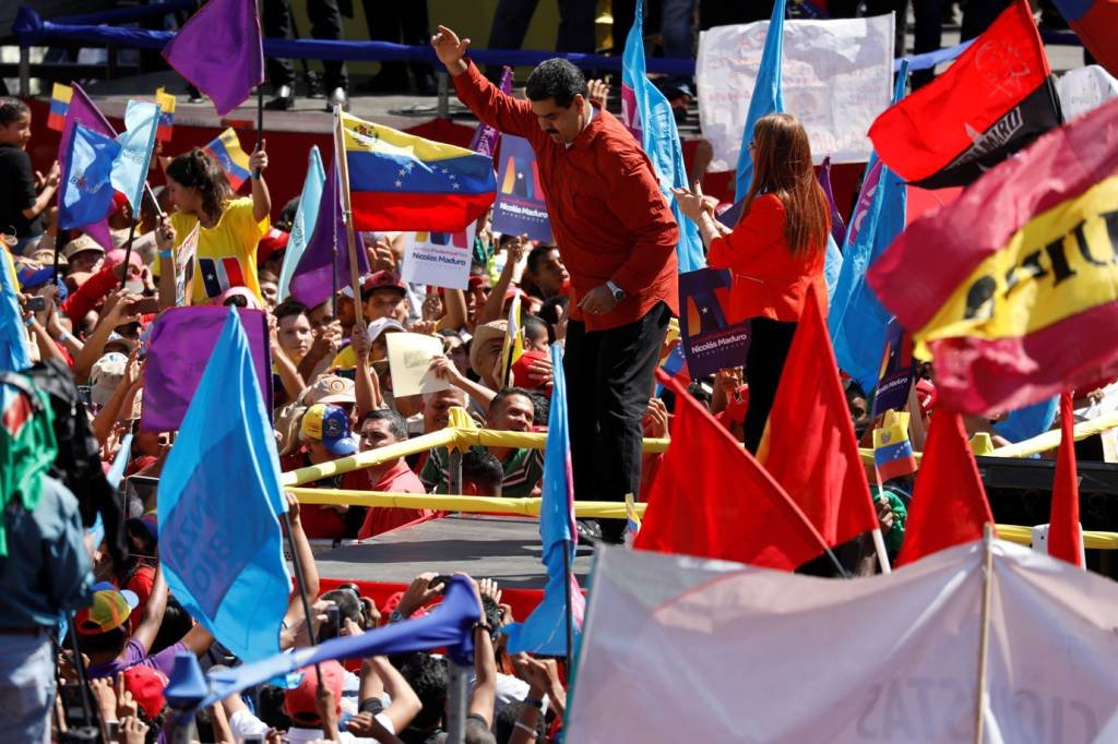 Maduro se lança como candidato dançando e prometendo surra
