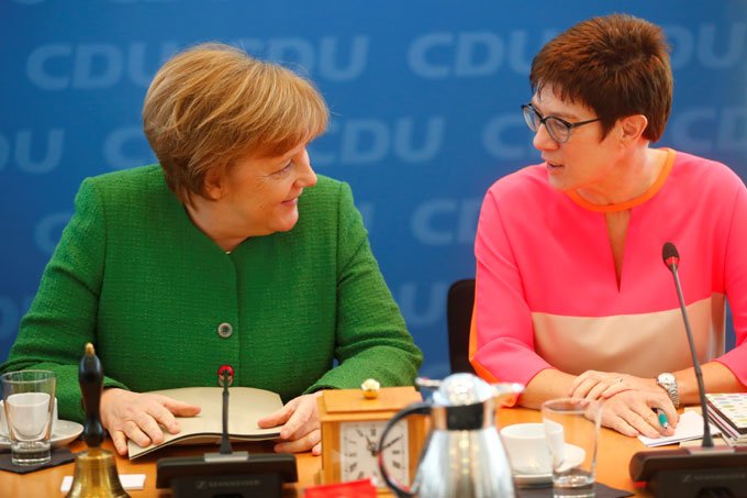 Angela Merkel prepara sua sucessão na Alemanha