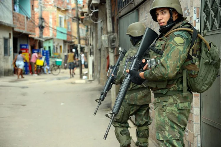 Militares em operação em favela do Rio de Janeiro no dia 20 de fevereiro de 2018. (Fernando Frazão/Agência Brasil)