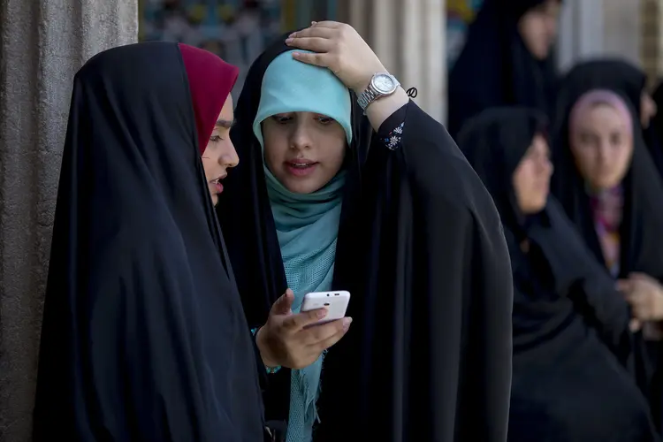 Mulheres em Teerã, capital do Irã: lei exige que as mulheres saiam às ruas com um lenço sobre suas cabeças e seus corpos cobertos (Majid Saeedi / Stringer/Getty Images)