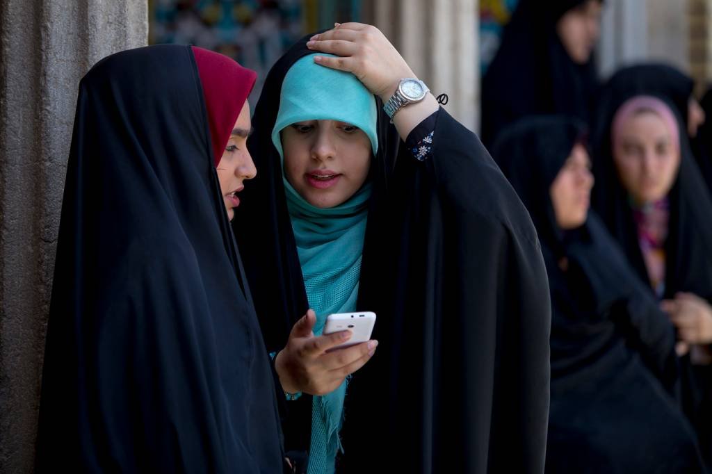 Mulheres são detidas no Irã por tirar o véu em público