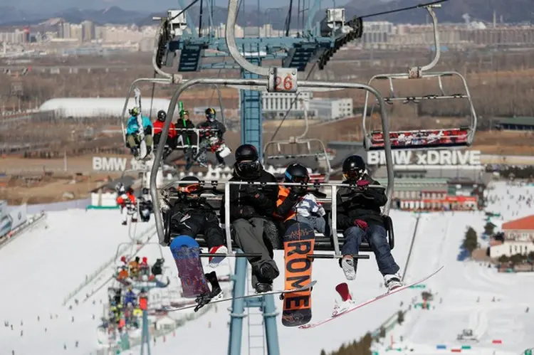 PARA O ALTO: estação de esqui em Nanshan, na China — crescimento do país é uma das boas notícias para a economia global (Damir Sagolj/Reuters)