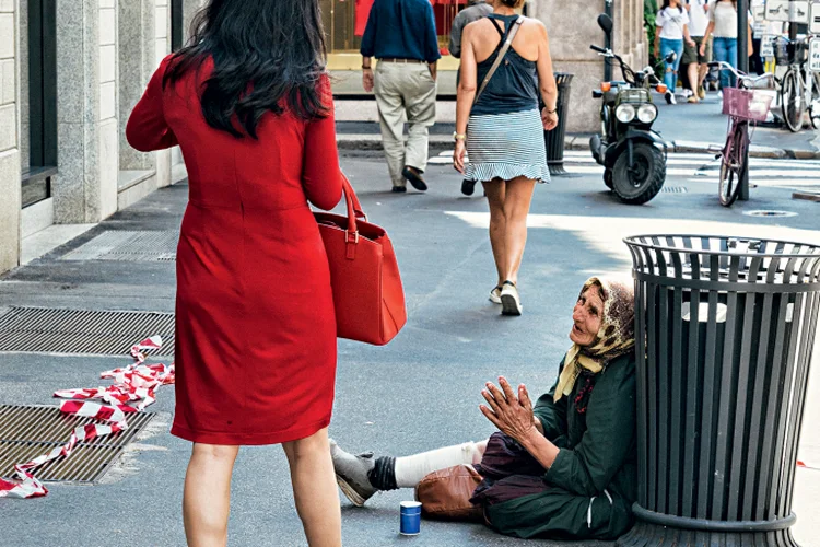 Moradora de rua em Milão: o número de pessoas pobres no país disparou (Alamy/Fotoarena/Divulgação)